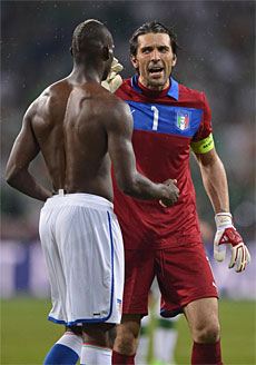 Balotelli y Buffon. (AFP) Balotelli y Buffon. (AFP)