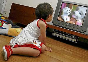 Una niña pequeña ve la televisión. (Foto: Roberto Pérez)