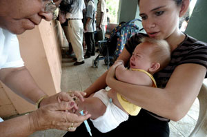 Un bebé recibe una vacuna. (Foto: EL MUNDO)