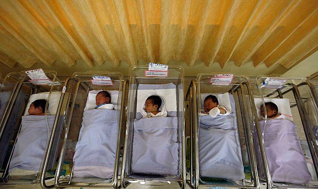 Varios bebés en una maternidad de Singapur.| Reuters