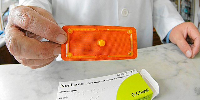 Un farmacéutico muestra un blister con la píldora poscoital