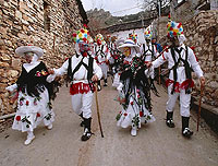En el carnaval de Almiruete portan cencerros sujetados a la espalda para 'espantar a los espritus.