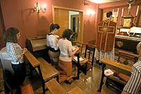 El sacerdote Raúl Olazábal oficia una misa en latín en un piso de Madrid. / JOSÉ AYMA